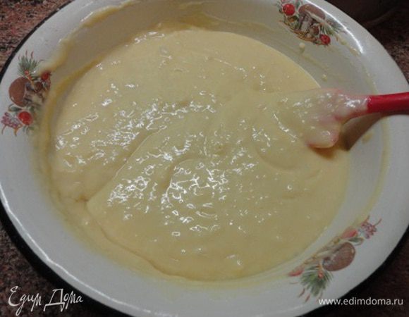 Муку смешать с солью и добавить к жидким ингредиентам. Тесто получается жидкое.