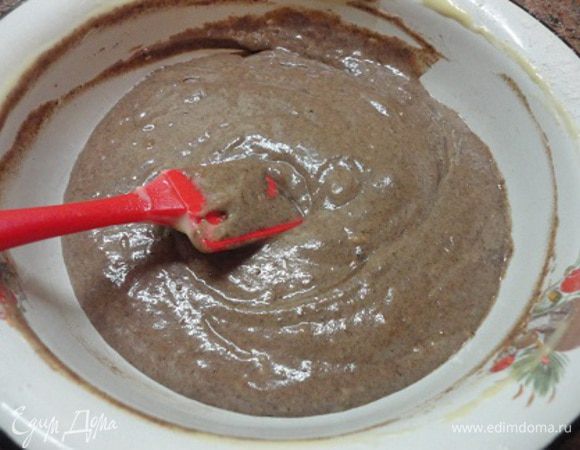 Духовку разогреть до 200-220°C. Форму (у меня диаметром 23 см) выстлать пекарской бумагой и вылить 1/3 часть теста, разровнять и выпекать 10-12 минут. В оставшееся тесто добавить порошок какао, хорошо перемешать. Выпекать в такой же форме, но уже 15-17 минут.