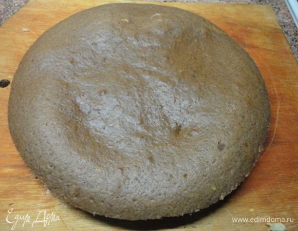 Остывшие коржи перевернуть, снять бумагу. Собирать торт будем именно в таком положении — дно будет верхом. Так лучше будет торт пропитываться кремом. Темный корж разрезать на две части.
Коржи немного обрезать по краю и обрезки подсушить в духовке, затем истолочь и использовать для посыпки боков торта.