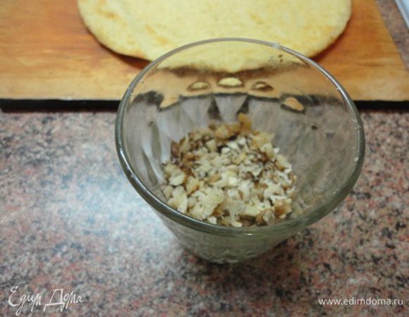 Орехи подсушить в духовке. При наличии кухонной техники именно для этого торта я орешки измельчаю вручную с помощью ножа.