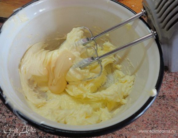 Крем готовится очень просто. Мягкое масло взбить вначале без сгущенки, затем продолжить взбивание, добавляя сгущенку по 1 чайной ложке.