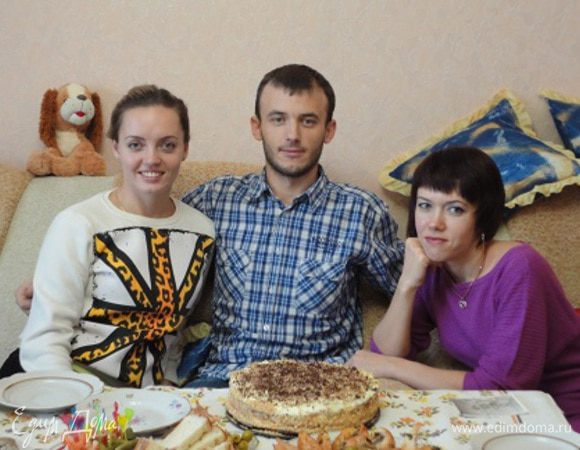 Пару лет назад им удалось собраться у этого торта (младшенький не смог подъехать) и они решили повторить фото. Теперь им всем за тридцать и у них уже детки, как они когда-то на том фото.