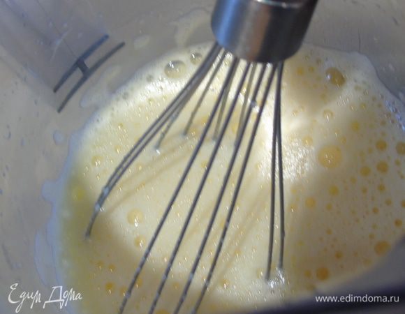 Яйца взбейте с сахаром в пену.