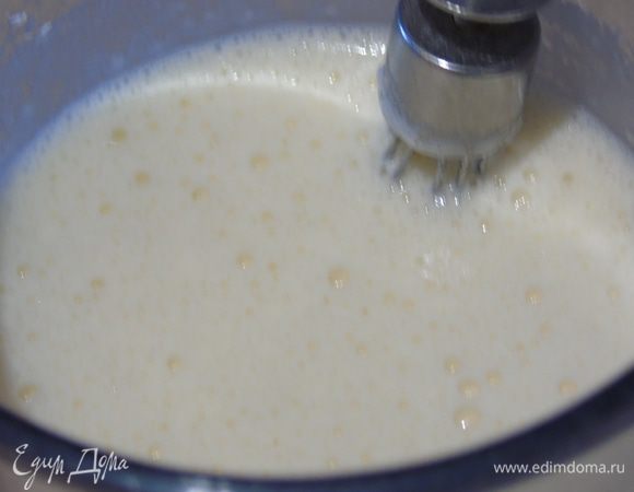 Продолжая взбивать, влейте молоко и постепенно введите муку, муку вводите частями — так не образовывается комочков...