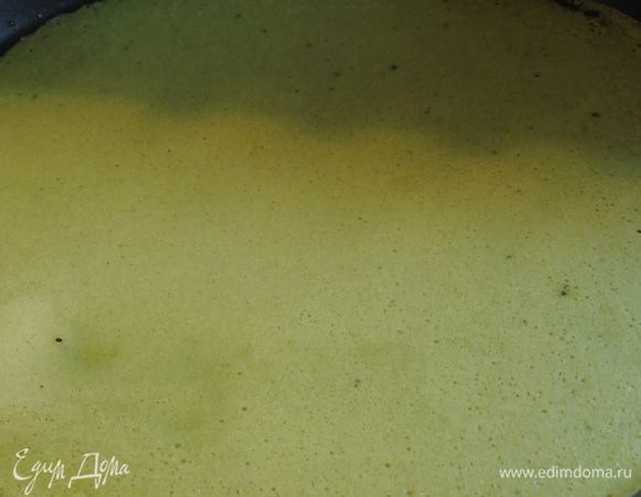 Жарим на сковороде которую предварительно еле-еле смазываем кисточкой смоченной в растительном масле.