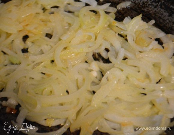 Лук порезать полукольцами. В сковороде разогреть растительное и сливочное масло, всыпать лук и потомить до мягкости и золотистости.