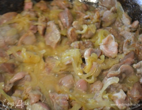 Желудки помыть, почистить и порезать на кусочки. Добавить к луку и потомить 15 минут, периодически мешая. Всыпать муку, перемешать. Посолить и поперчить по вкусу.