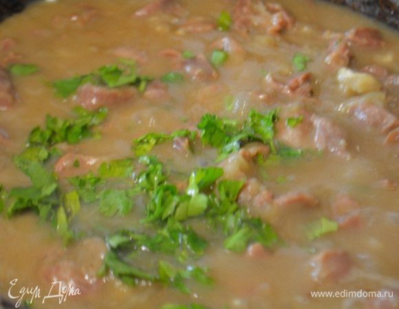 Когда желудки приготовятся добавить горчицу. Попробовать на соль, сахар, если надо добавить еще. Всыпать порезанную петрушку и можно подавать.
