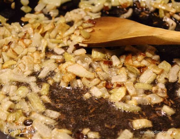 Лук мелко нарезаем и обжариваем до золотистого цвета, под конец добавляем специи.