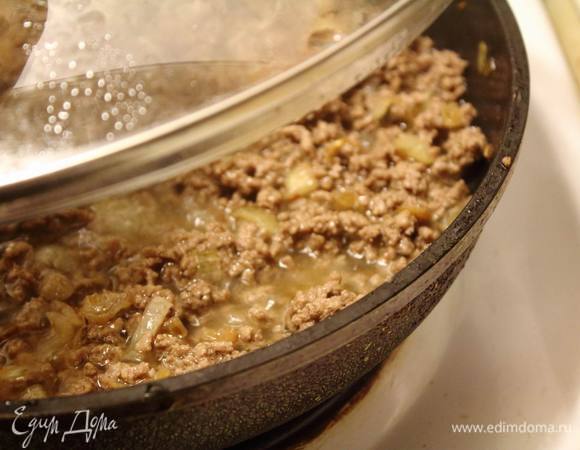 Добавляем фарш, слегка поджариваем, солим и накрываем крышкой. Минут на 5-10, до готовности.