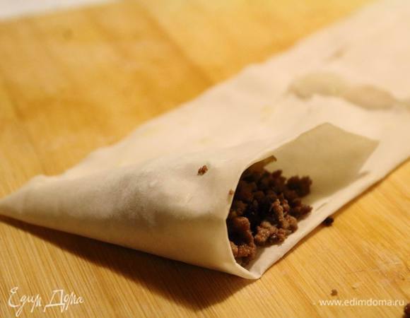 Лист теста фило разрезаем на 4 полоски. Сворачиваем в конус край полосы, укладываем в него начинку (у меня уходила 1 ст.л. в среднем, с горкой) 