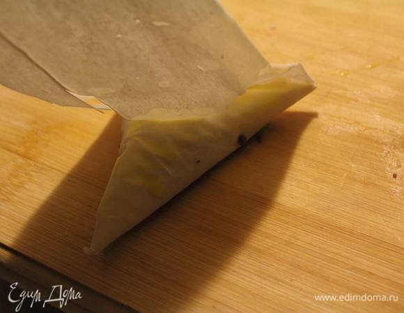 И заворачиваем дальше, промазывая каждый слой взбитым яйцом (для склеивания).