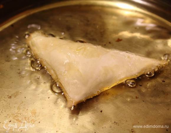 Обжариваем во фритюре на среднем огне с обеих сторон.
