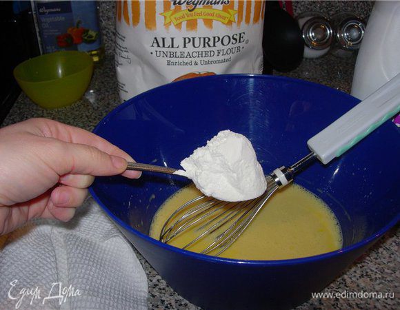 Предварительно просейте муку, всыпьте половину нормы и далее добавляйте по необходимости. У вас должно получится однородное тесто, по консистенции как густая сметана. 