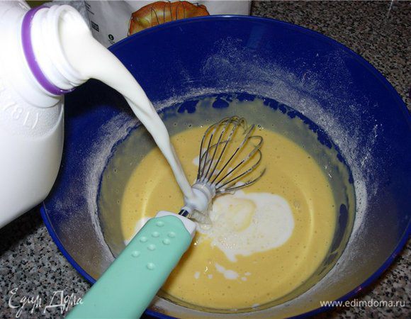 Молоко также следует вливать осторожно, чтоб не сделать слишком жидкое тесто. Поступите, как и с мукой, влейте половину нормы и далее добавляйте по чуть-чуть. 
У вас обязательно получится тесто нужной консистенции.
Если случайно рука дрогнула, и молока налилось больше чем нужно не стоит расстраиваться. Все еще можно исправить. Отлейте небольшое количество теста в отдельную емкость и разведите в нем несколько столовых ложек муки. Доведите до однородности и соедините с основным тестом. У вас все получится!