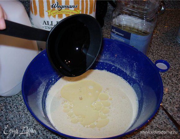 В самом конце добавьте растительное масло в тесто. С ним блинчики не прилипнут к сковороде, будут легко переворачиваться и получатся румяными и красивыми.