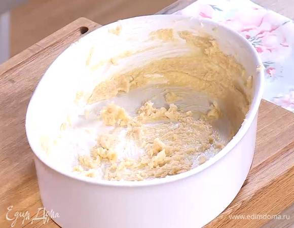 Предварительно размягченное сливочное масло растереть с половиной сахара и смазать дно и бока формы для выпечки.