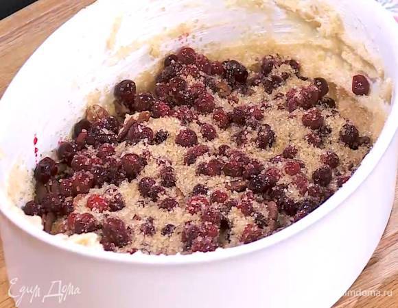 Выложить в форму половинки орехов пекан и клюкву, сверху посыпать сахаром (1 ч. ложку оставить).