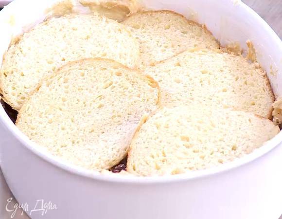 Булку нарезать ломтиками в сантиметр толщиной и выложить на клюкву.