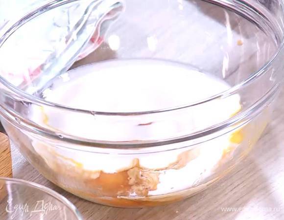 К желткам добавить ванильный экстракт, влить сливки и все взбить венчиком.