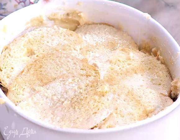 Залить булку сливочно-ванильной смесью и посыпать оставшимся сахаром.