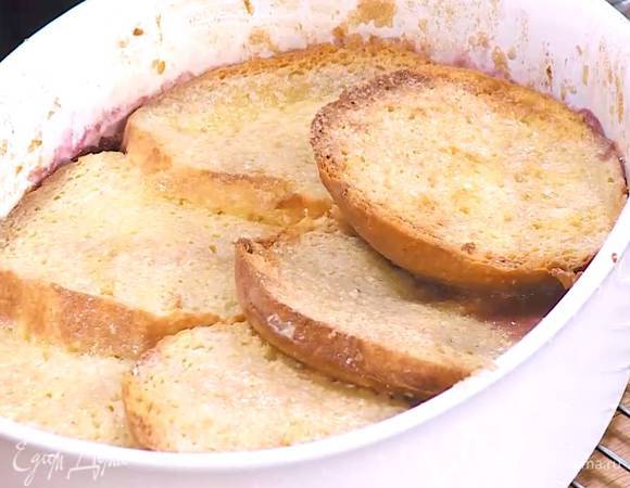 Запекать пудинг в разогретой духовке 20‒25 минут, затем перевернуть на блюдо.