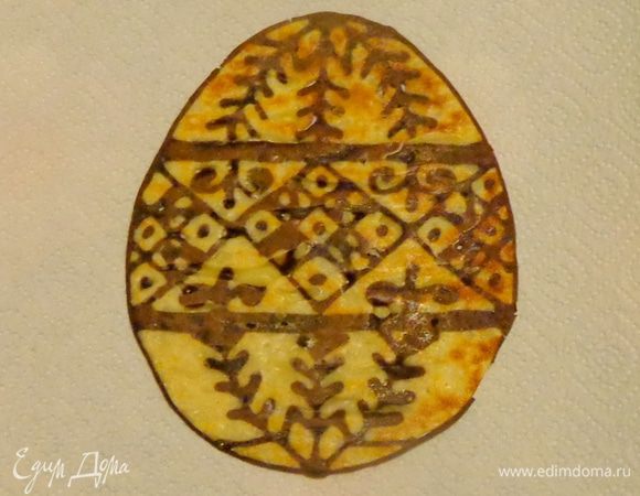 Сковороду для блинов смазать каплей растительного масла. Положить на нее замороженные заготовки лицевой стороной вниз и печь на небольшом огне до готовности. 
Вот такое будет яйцо.