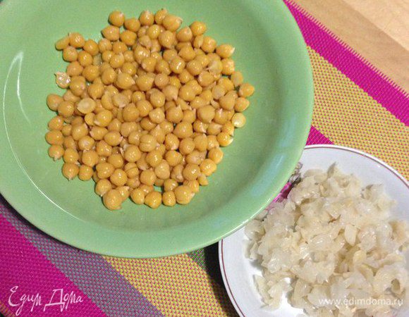 С нута слить воду и поставить вариться примерно на час в воде.
Когда нут сварится, слить воду и дать остыть нуту, и я обычно за тем снимаю с него шкурку!