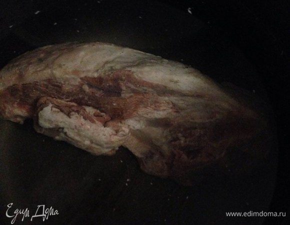 В кастрюлю или мультиварку налить воду и в кипящею воду положить куски с бараниной (баранина должна быть на кости), посолить.