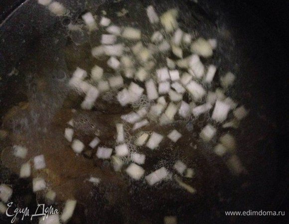 После того как баранина закипит и проварится минут 30, положить мелкопорезанную одну луковицу.