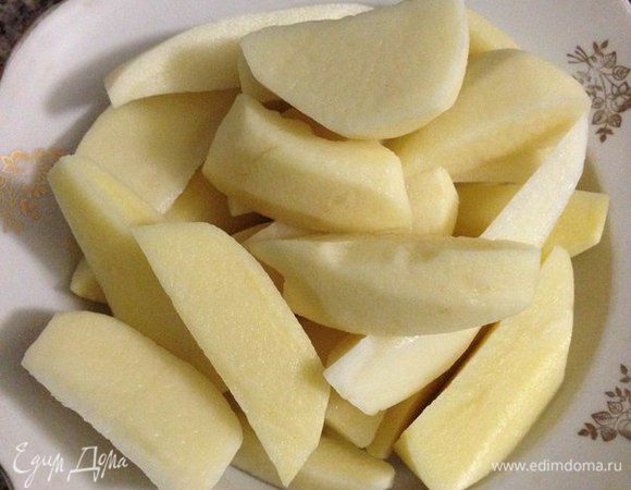 За 40 минут до готовности мяса положить вдоль порезанный картофель. 