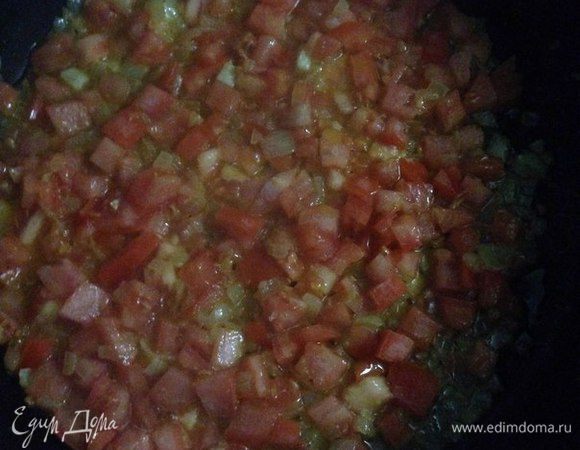 Теперь на сковороду выкладываем сливочное масло и растапливаем его, затем пассеруем на нем порезанную одну луковицу до золотистого цвета и к ней же кладем порезанный помидор и еще немного пассеруем все вместе до мягкости помидора.