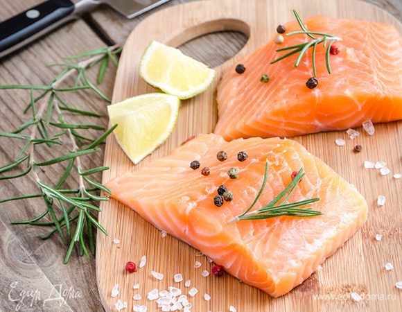 А дальше у вас есть несколько вариантов: если вы хотите в самые короткие сроки посолить рыбу, то предварительно порежьте ее на ломтики. И буквально через 5-7 часов, ваша нежнейшая слабосоленая рыбка будет готова!
Если вы любите рыбу более соленую, то нужно ее оставить на более долгий срок.