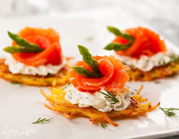 Припускаем спаржу. На приготовленные картофельные панкейки выкладываем творожный сыр, нерку и спаржу. Украшаем веточкой зелени.
