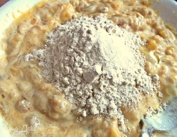 Всыпать муку с разрыхлителем, ваниль. Сахар не нужно, так как конфеты сладкие!