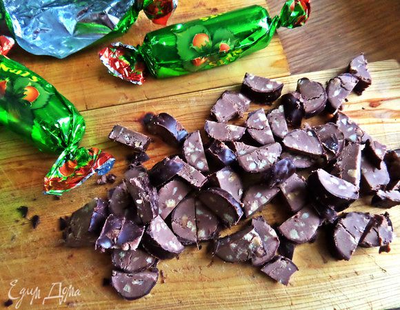 Измельчим в крошку размером с изюм.