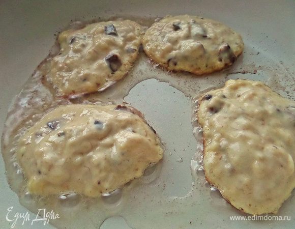 Жарим на растительном масле как обычные оладьи.