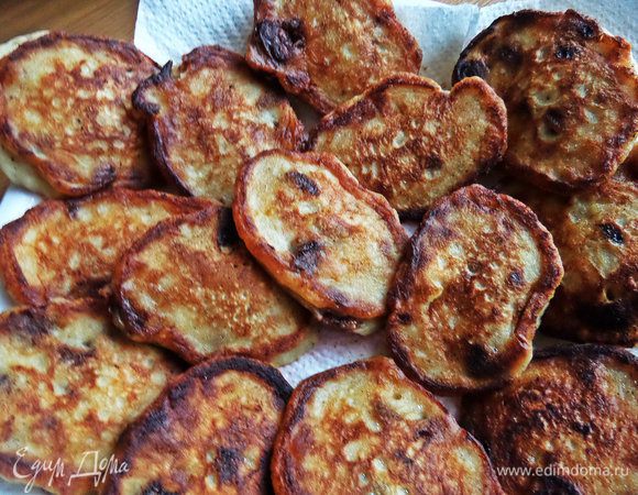 Выкладываем на салфетку,чтобы снять лишний жир.