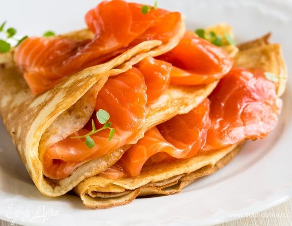 Филе-кусок чавычи нарезаем ломтиками, выкладываем на блин. Блин сворачиваем треугольником. Украшаем веточкой зелени, подаем на стол!