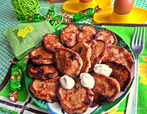 Выкладываем теперь на тарелку и подаём семье на завтрак. Предлагаем сметанку.