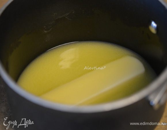 Масло растопить и снять с огня, охладить слегка.
Духовку разогреть до 180°C.