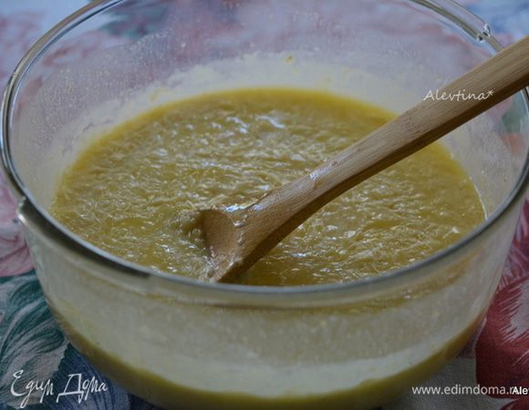 Смешать на небольшой скорости или вручную: муку, сахар, молоко, яйца, ванильный экстракт, кокосовую стружку. После каждого перемешивать. Влить масло, перемешать.