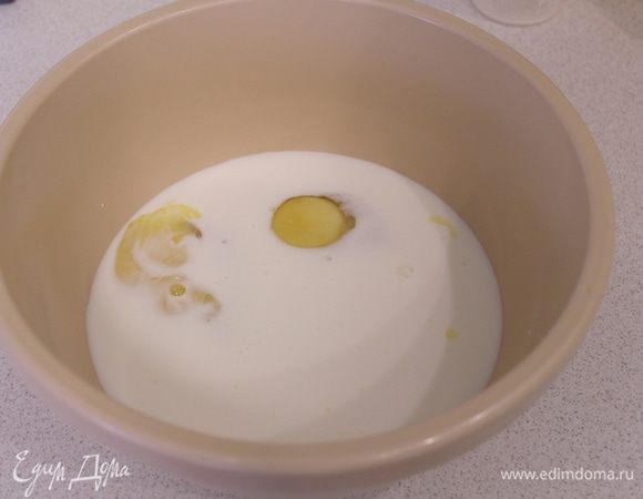 Разбить яйца, добавить молоко, сахар, соль.