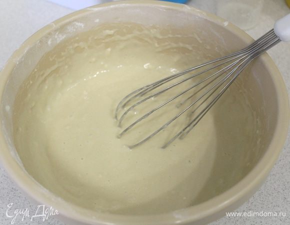 Затем муку, замесить тесто. Тесто похоже на тесто для оладьев.