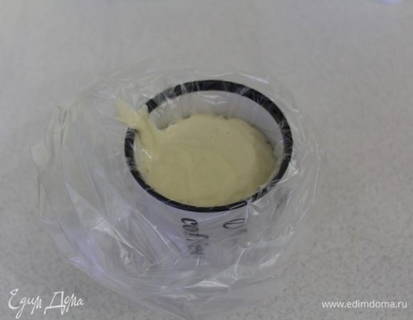 Взять небольшой пакет и вылить туда тесто.