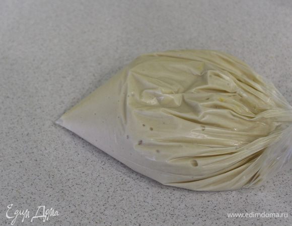 Срезать кончик пакета. Сначала сделайте небольшую дырочку и попробуйте.