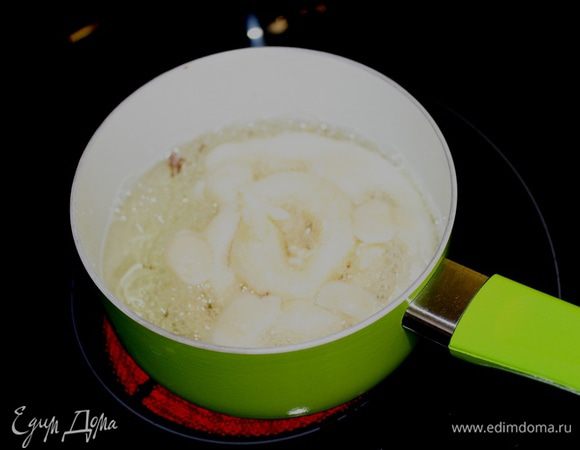 В небольшой кастрюльке разогреть хорошо масло. Тесто отсаживать в масло по спирали (понадобится небольшая сноровка, не сразу получается). Обжарить блин с одной стороны до золотистого цвета, аккуратно перевернуть и обжарить вторую сторону.