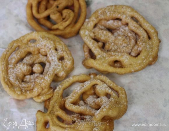 Выложите блинчики на салфетку, затем блины посыпать сахарной пудрой.