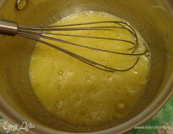 Яйца слегка взбить с сахаром и солью.