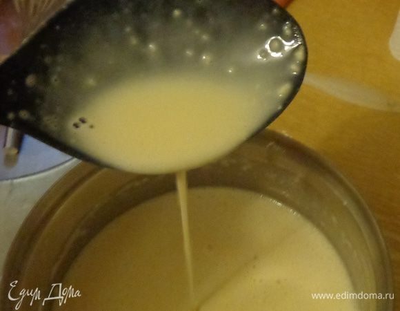 Всыпать муку и соду, размешать и дать тесту постоять минут 5-10. Оно получится довольно жидким.